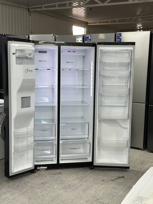 Холодильник LG  side by side , з функцією tyk-tyk , льодогенератором та подачаю охолодженої води