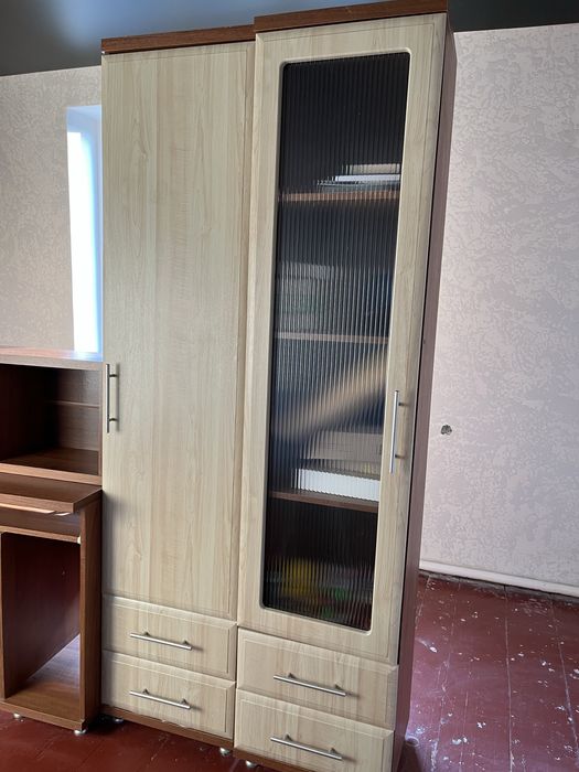 Меблі ,3 шафи,стіл під компʼютер ,полка