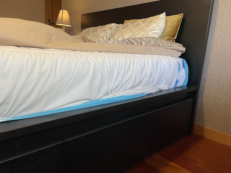 Cama Casal Preta Ikea Malm com 4 gavetões com rodinhas e Cabeceira