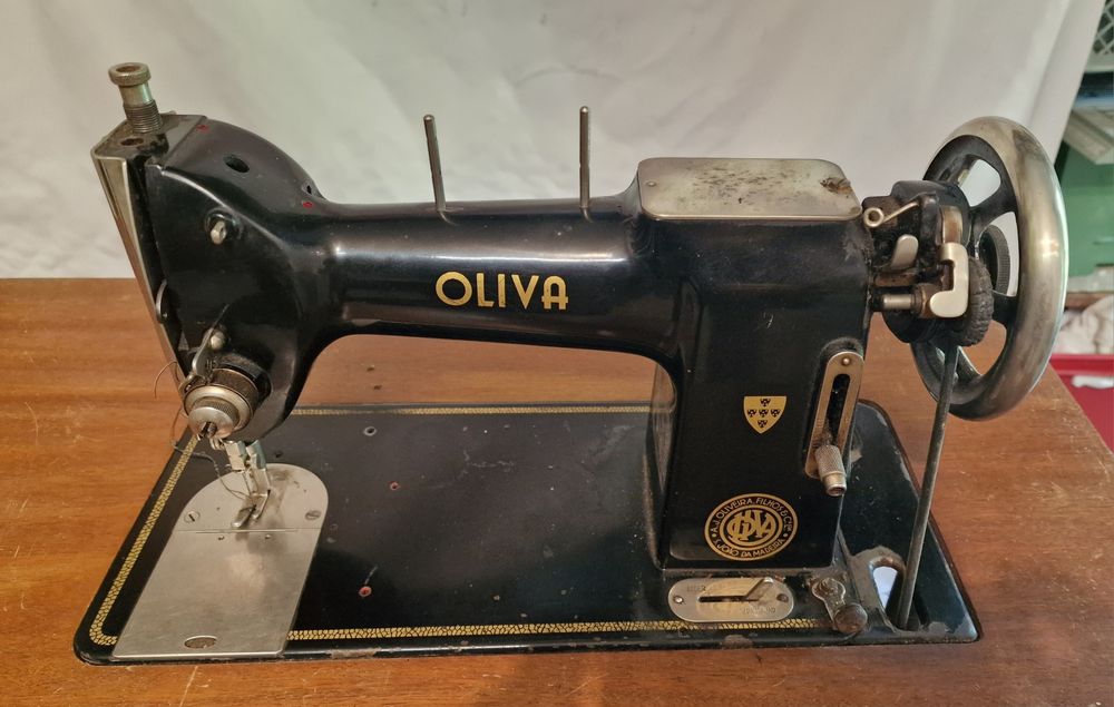 Máquina costura Oliva antiga