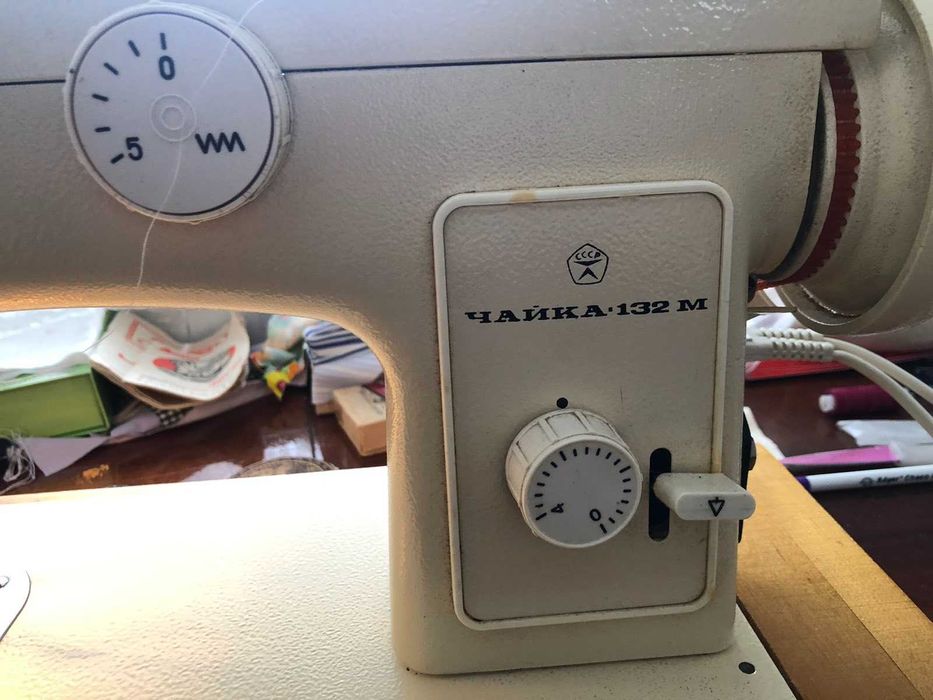 Швейная машинка Чайка времён СССР, с електропедалью