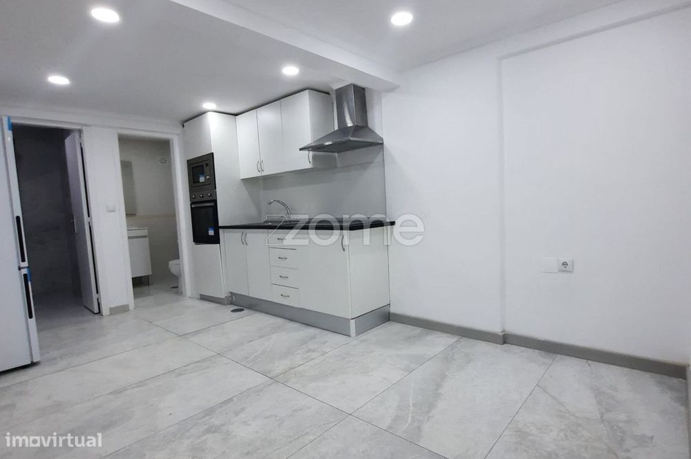 Loja transformado em apartamento T1 em Corroios