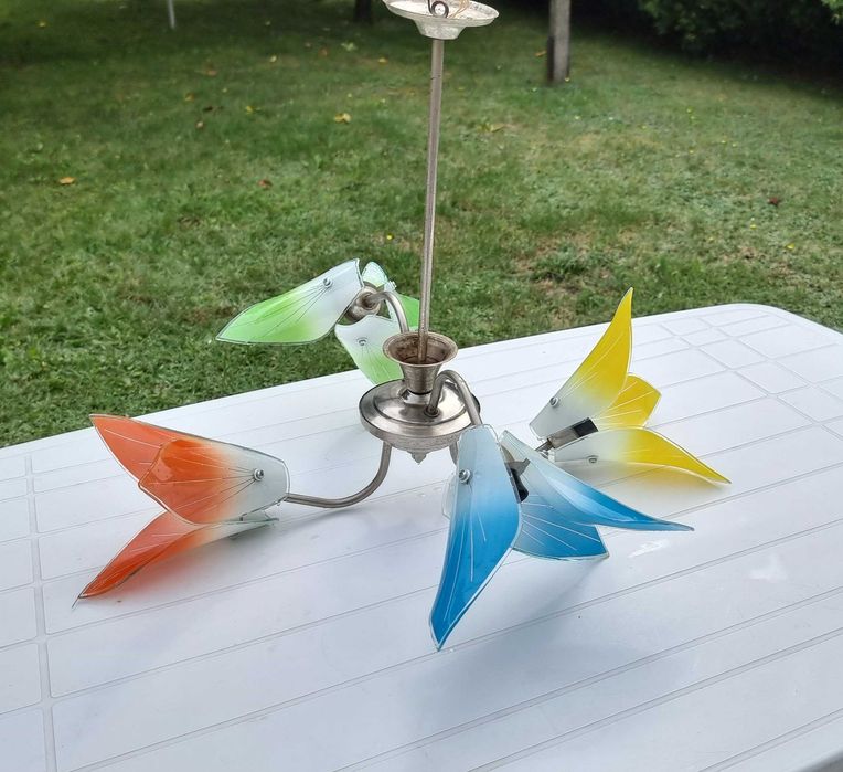 Czteropunktowa lampa wisząca.