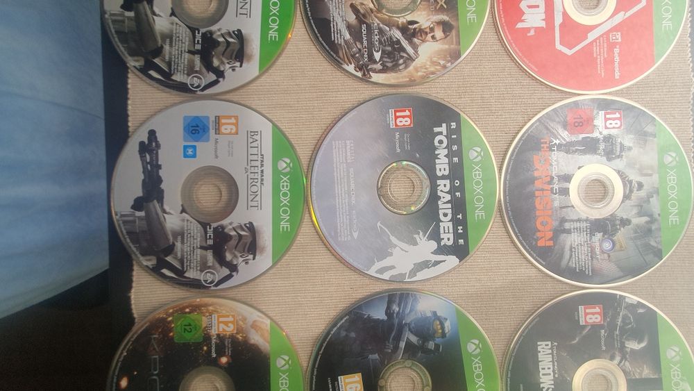 Jogos para Xbox One e Guarda-Discos( só vendo o conjunto todo)