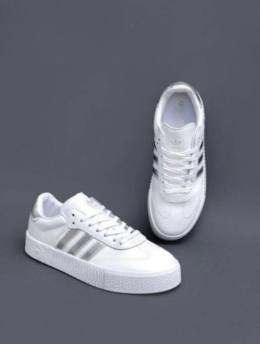 Жіночі кросівки Adidas в ідеальному стані
