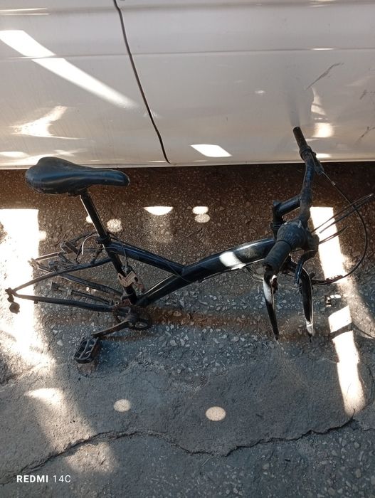 Bicicletas a andar e para restaurar