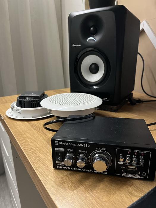 Sistema de Som Ambiente Compacto (Amplificador Skytronic + 3 Colunas)