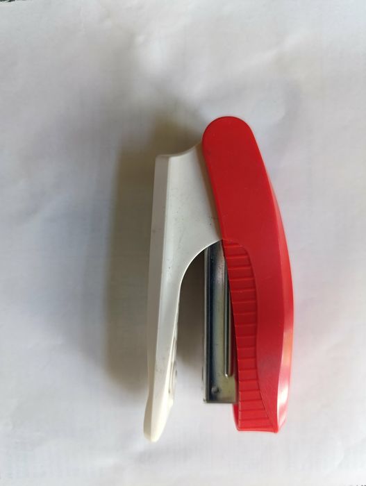 Степлер канцелярский.