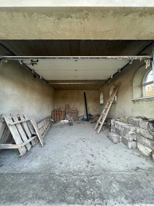 Продаж будинку 200 м² / 12 соток / гараж