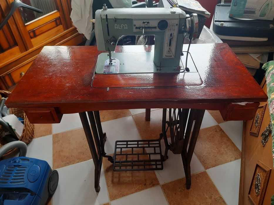 Máquina de costura Alpha Antiga