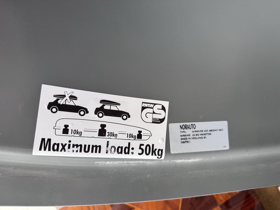 Mala de tejadilho com barras de fixação