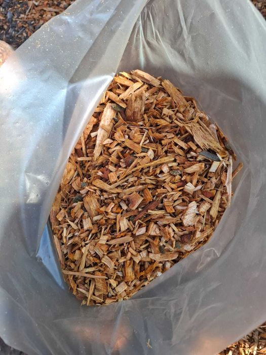 Zrębka drzew liściastych, worki zrebki, do ściółkowania na rabaty.