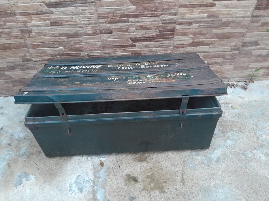 Antiga caixa militar grande em chapa