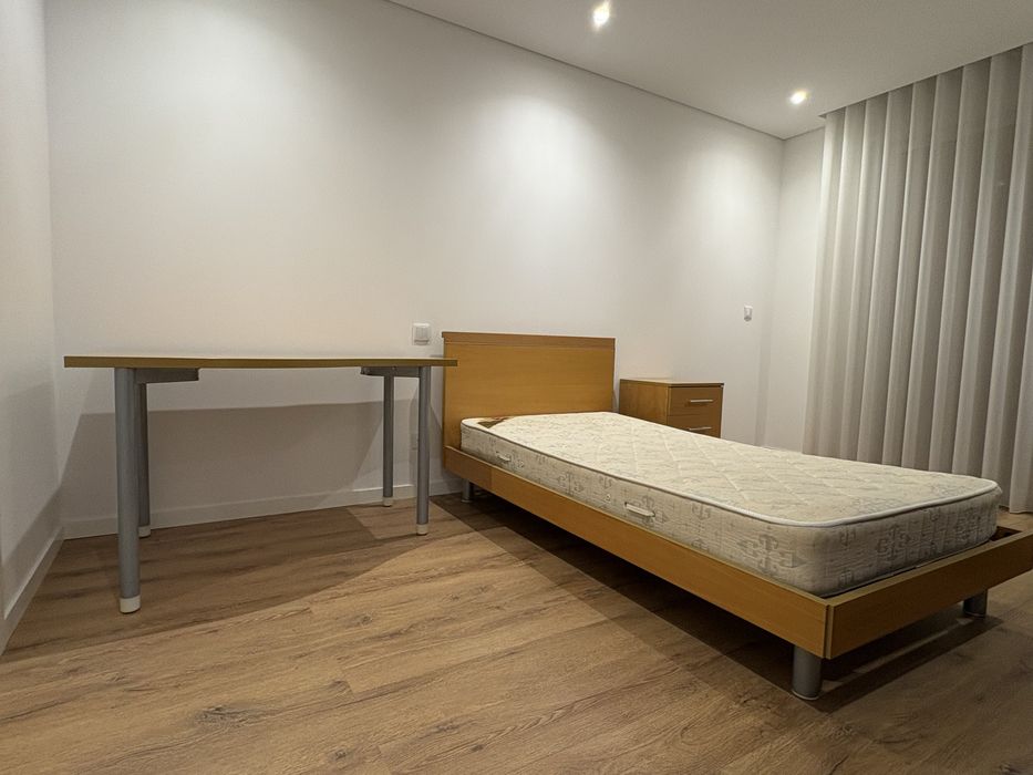 Cama solteiro, colchão, mesa cabeceira e secretária em faia.