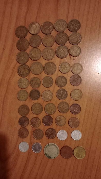 Moedas de cêntimos e escudo