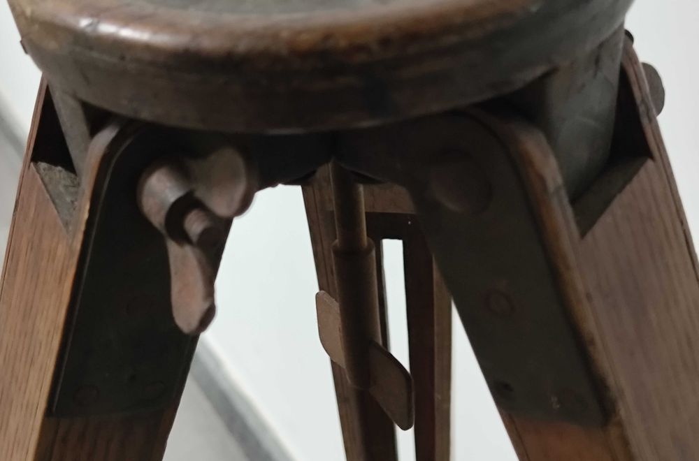 Antigo tripé em madeira