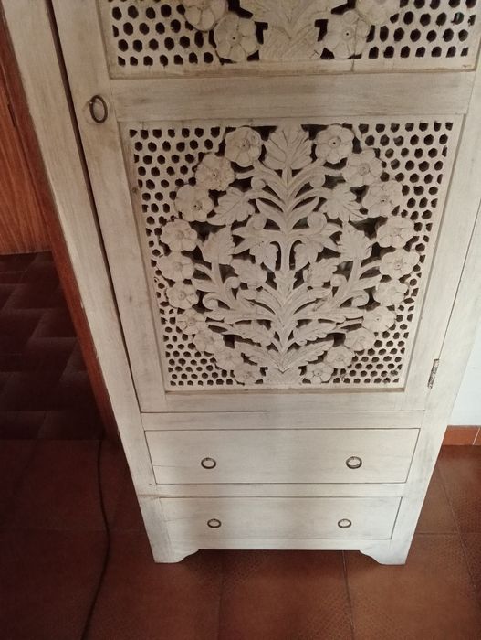 Armário com portas  com floral esculpido em madeira de nogueira