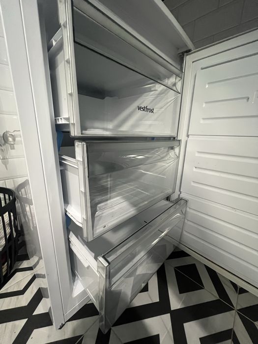 Морозильна камера VESTFROST CMF103W