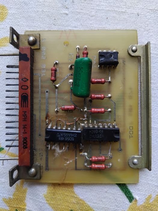 Платы с радиодеталями времен ссср.