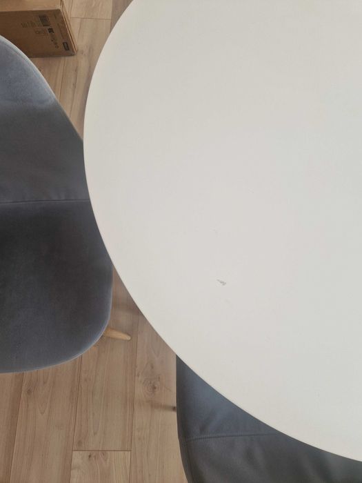 Mesa redonda bramca e cadeiras cinza