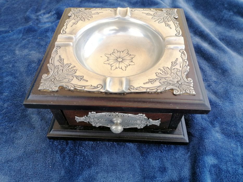 Cinzeiro em madeira e estanho