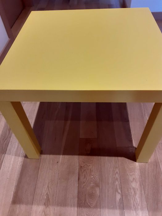 Mesa baixa criança amarela