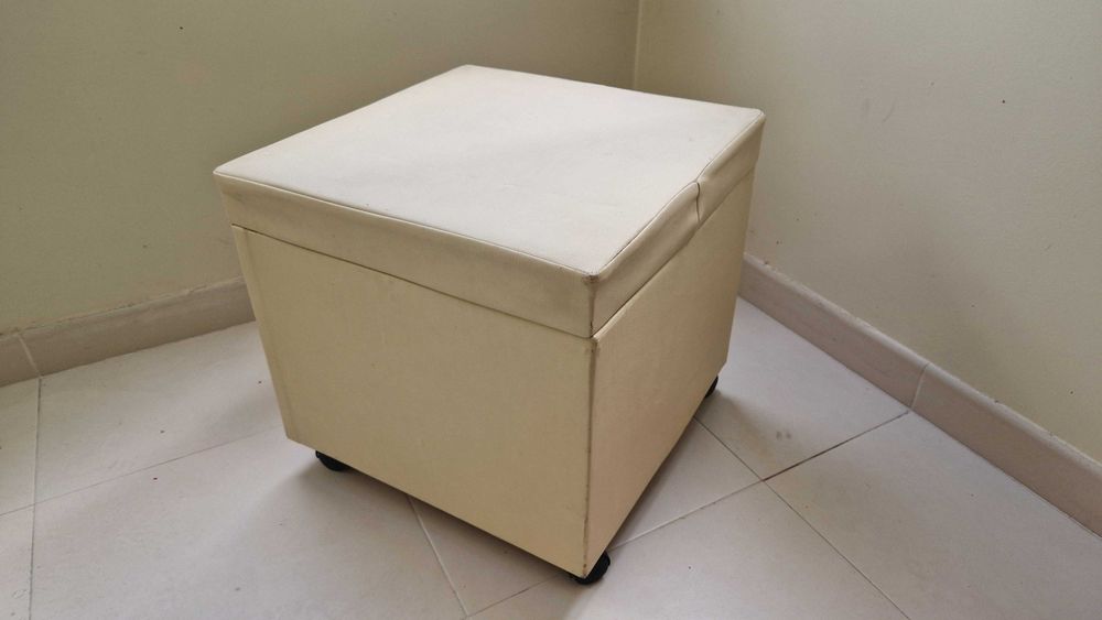 Puff com arrumação em pele beje e com rodas