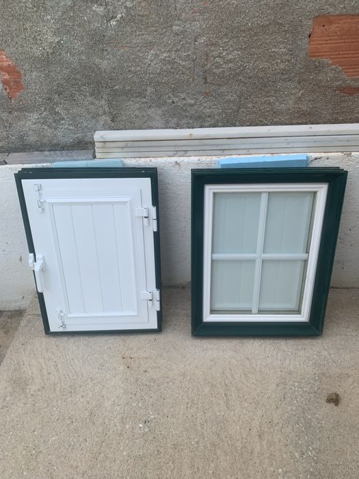 Janelas em aluminio branco com aro em verde com vidro
