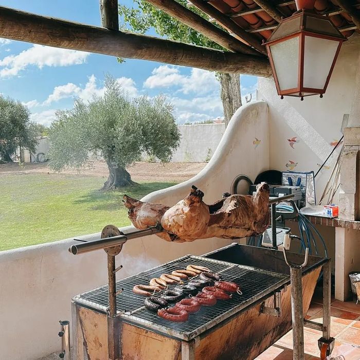 Porco no espeto e pernas de porco