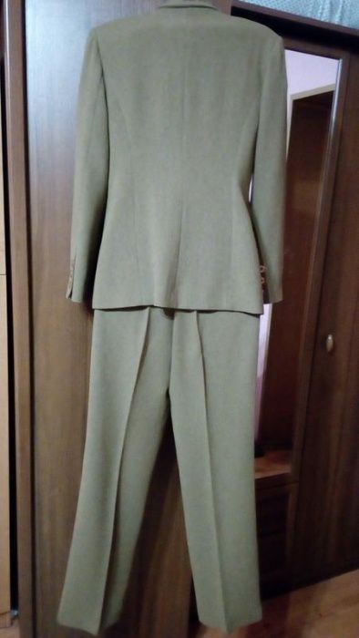 Продам костюм женский классика Италия,Торг