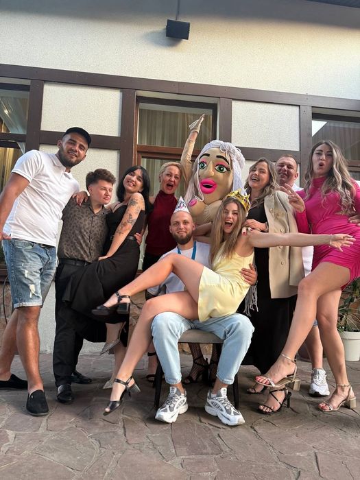 Стриптизер, стрептизерша, аніматори, білий ведмідь