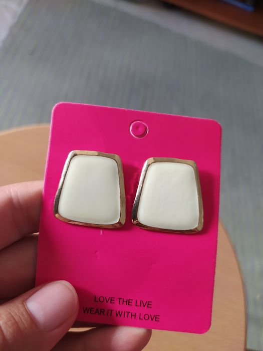 Brincos quadrados dourados e beje NOVOS