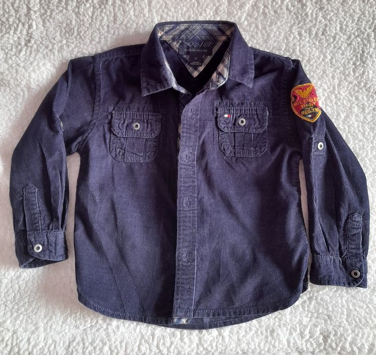 Camisa Tommy Hilfiger, bombazine azul marinho. Tamanho 2 anos