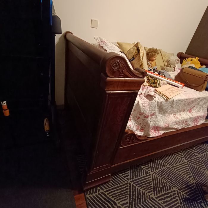 Cama antiga de encostar á parede.