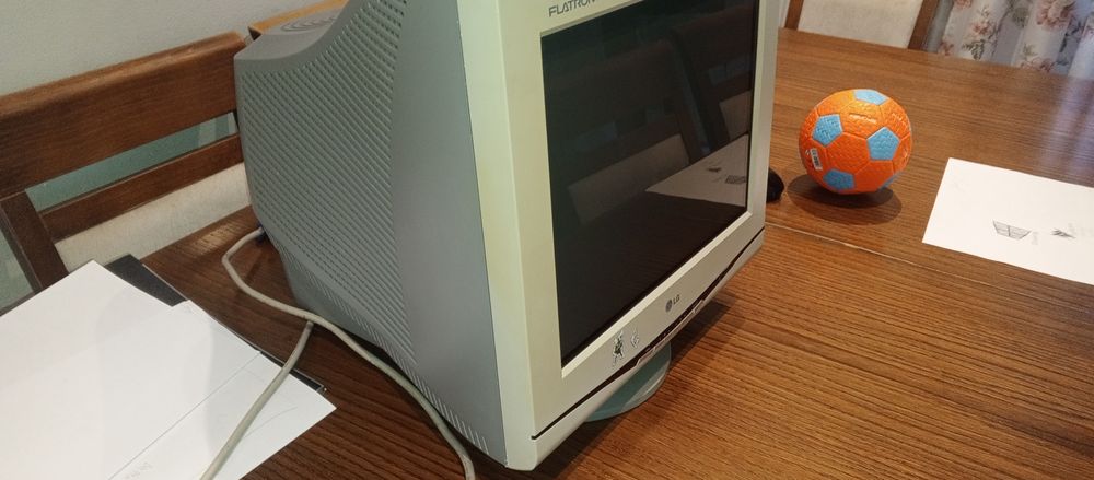Monitor LG Flatron F700B - początek lat 2000 RETRO