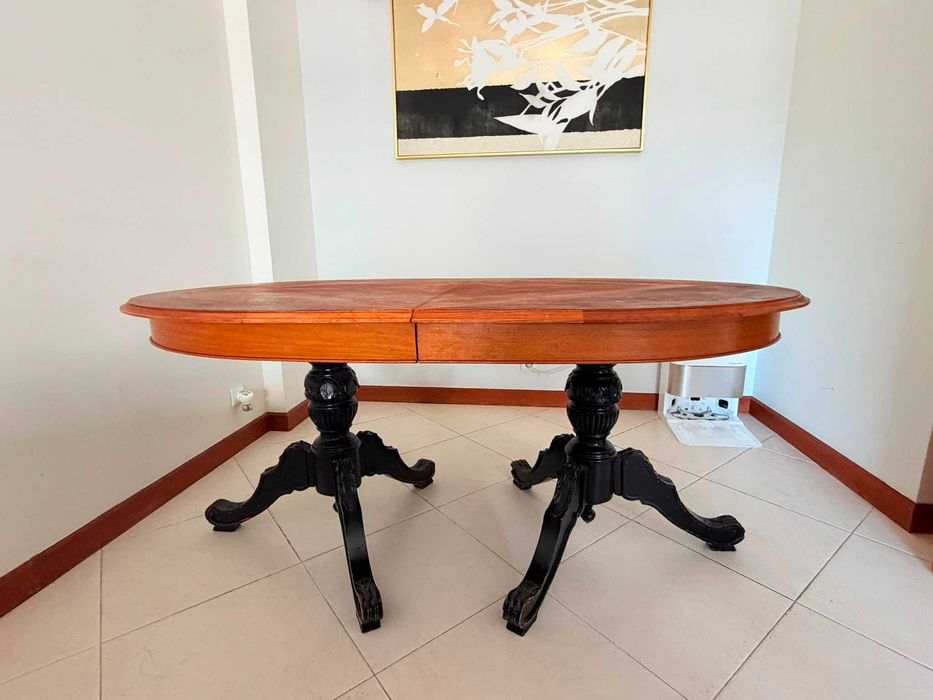 mesa extensível e 4 cadeiras estofadas