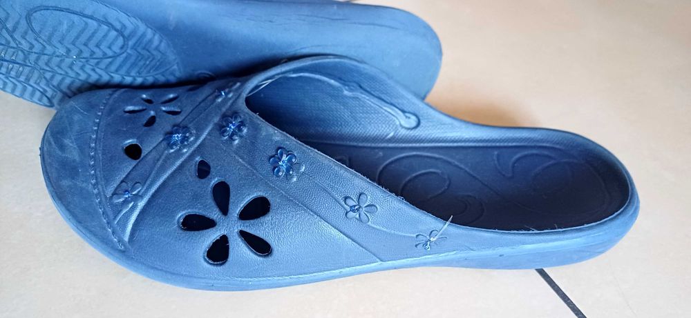 Buty typu klapki gumowe na basen i nie tylko roz 40wew.25.5Nowe
