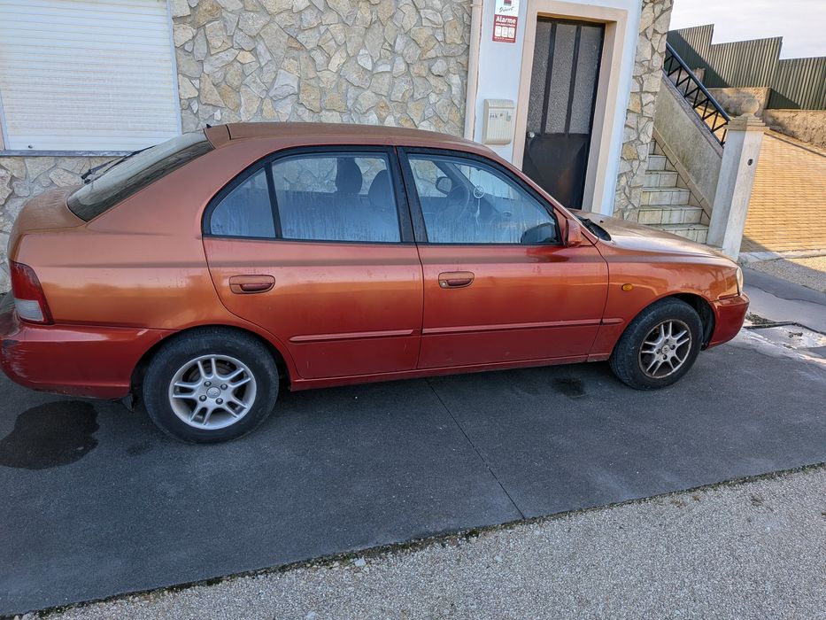 Hyundai Accent com poucos quilometros