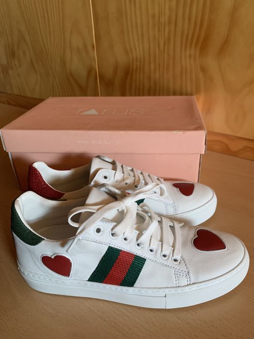 Sapatilhas brancas com coração