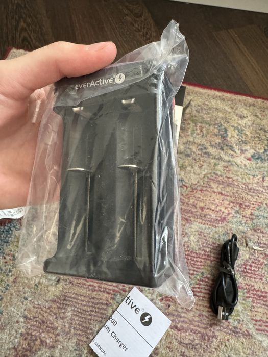 Ładowakra do e-papierosa/ akumulatorów