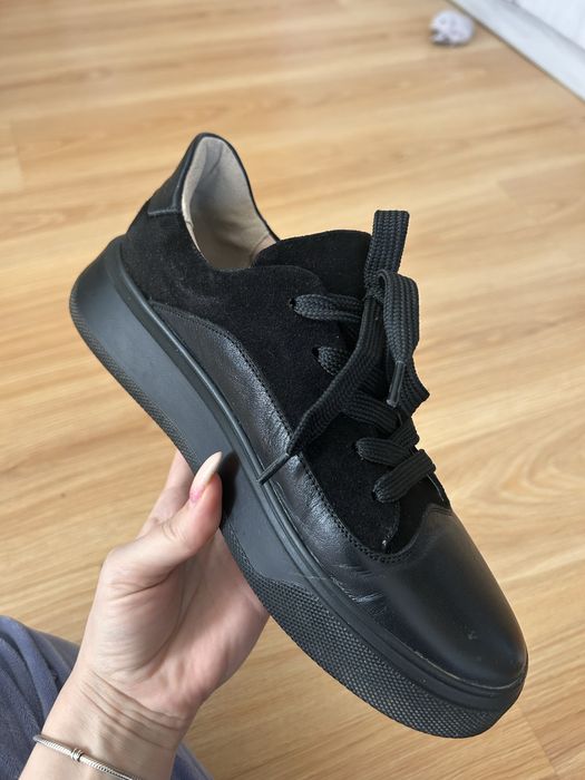 Шкіряні кросівки