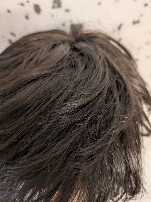 Peruka Krótkie włosy – fryzura bob/pixie, elegancka, ładnie ułożona.