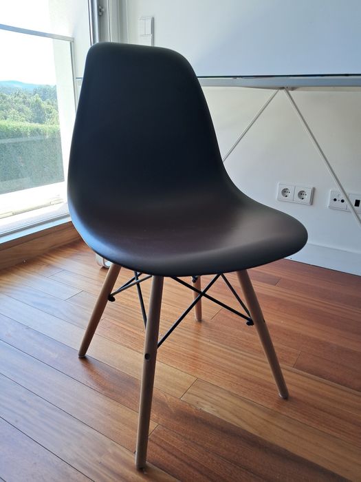 Cadeira em resina castanha: 15€