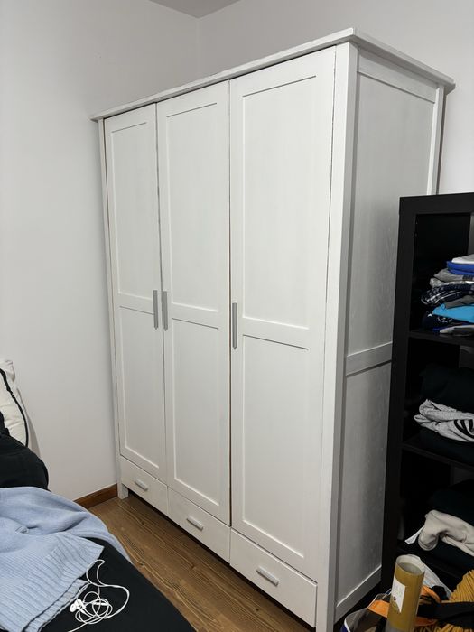 Drewniana szafa 3 drzwiowa