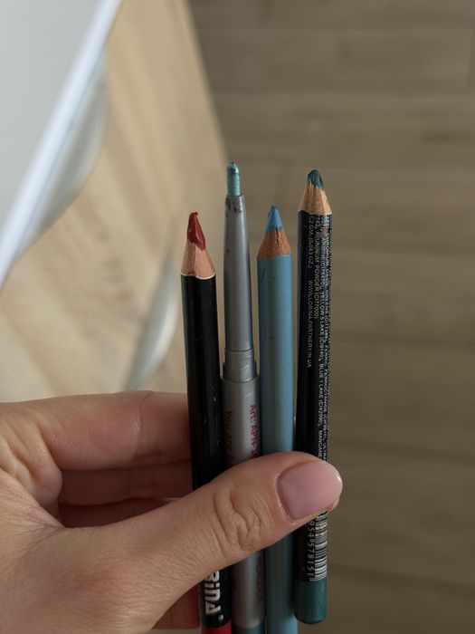Тіні Atelier, підводка Inglot, румяна Paese, олівець для каялу світлий, олівці для очей, губ, водостійка туш