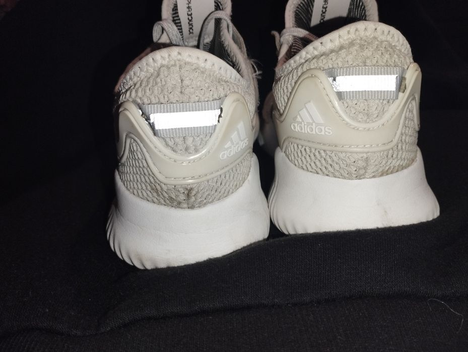 Продам Adidas кроссовки