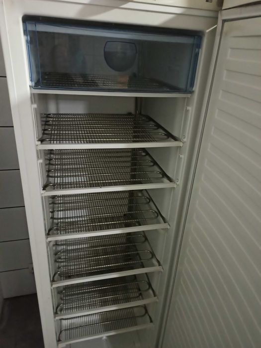 Zamrażarka stojąca półkowa