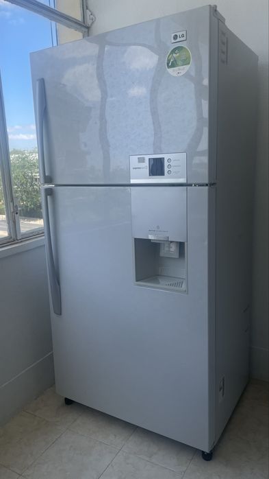 Geladeira LG Frost Free com Dispenser de Água – Excelente Estado