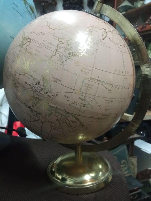 Três globos terrestres ,um pequeno,um médio em metal e um grande cande