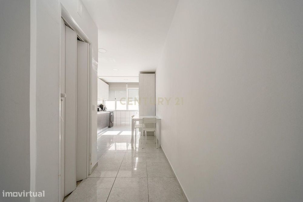 Apartamento T2 Renovado com Varanda e Arrecadação em São João da Talha